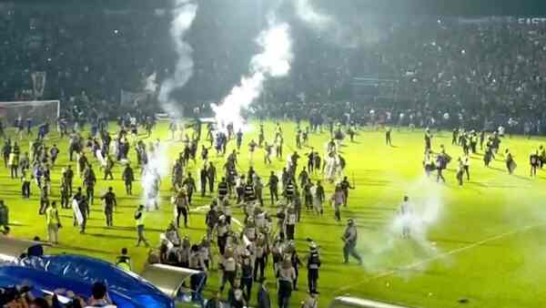 Deadly stampede in Indonesia kills 174, football clubs mourn death of fans at Kanjuruhan Stadium