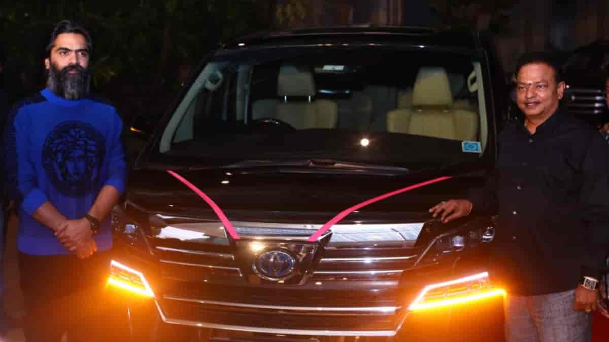 Vendhu Thanindhathu Kaadu makers gift luxury cars to Silambarasan and Gautham Menon