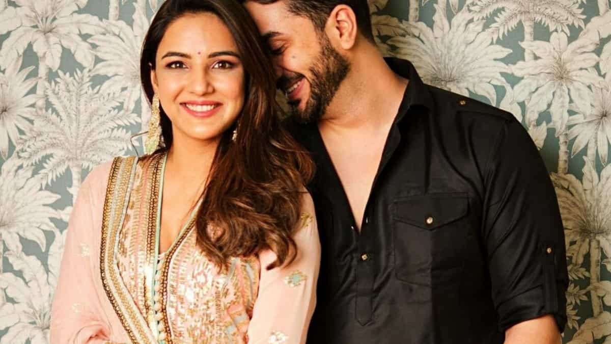 https://www.mobilemasala.com/film-gossip/Aly-Goni-supports-Jasmin-Bhasins-Punjabi-film-Warning-2-smiles-while-paving-way-for-her-to-promote-her-movie-watch-i211640