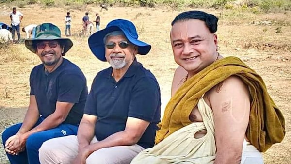 Jayaram on the sets of Ponniyin Selvan, along with Mani Ratnam and Ravi Varman/Twitter