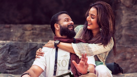 Jayasurya and Manju Warrier in a still from Meri Awaaz Suno