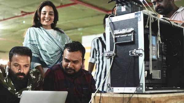 Jayasurya, Manju Warrier and Prajesh Sen on the sets of Meri Awas Suno