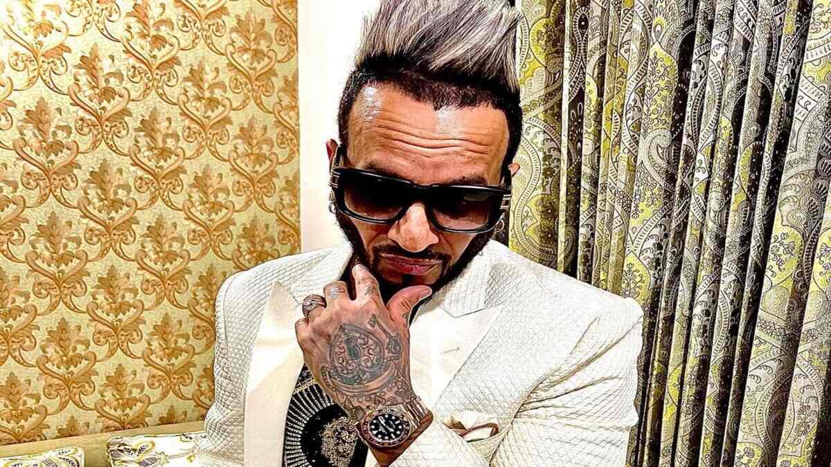 Jazzy B says Bollywood is very unprofessional. Watch the video here