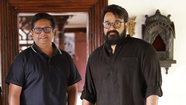 Jeethu Joseph and Mohanlal on the sets of Neru
