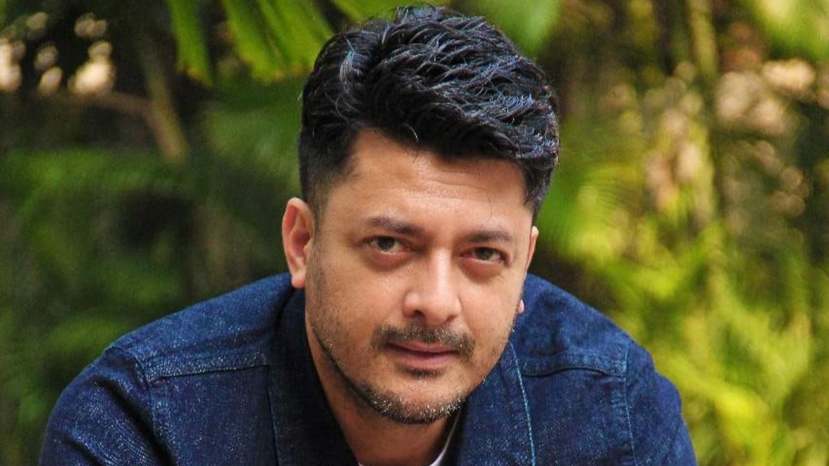 In a rare visit post-separation rumour, Jisshu U Sengupta poses for fans at a party