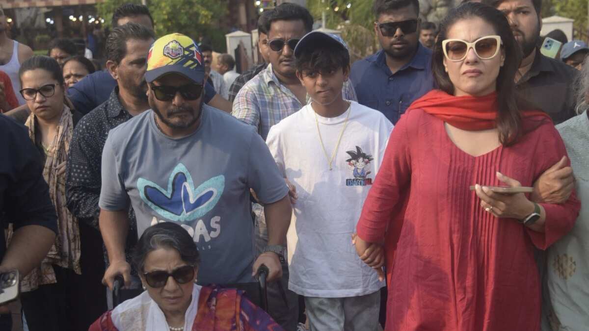 https://www.mobilemasala.com/film-gossip/Kajol-visits-Dakshineswar-Temple-and-offers-Puja-with-mother-Tanuja-and-son-Yug-i251471