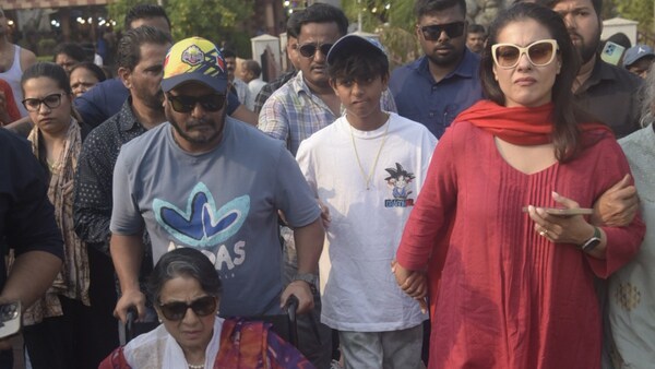 Kajol visits Dakshineswar Temple and offers Puja with mother Tanuja and son Yug