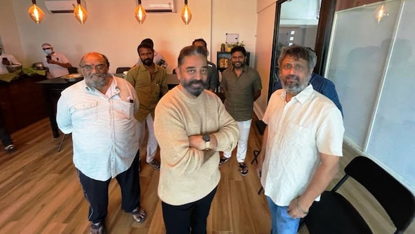 Kamal Haasan, Santhana Bharathi, Dharani, Vetrimaaran and Pa Ranjith join hands, fans say 'legends in one frame'