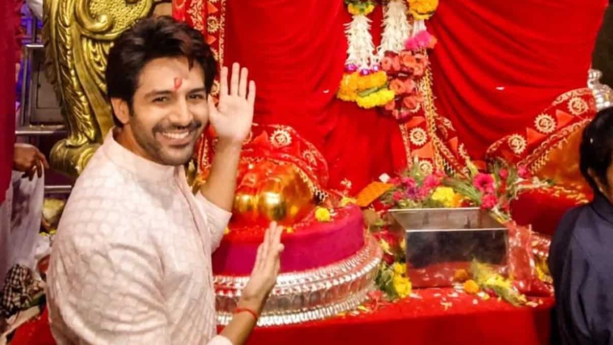 Ganesh Chaturthi 2022: Kartik Aaryan visits Lalbaugcha Raja for the ...