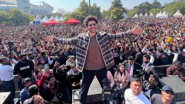 Kartik Aaryan grooving to the Munda Sona Hoon Main track