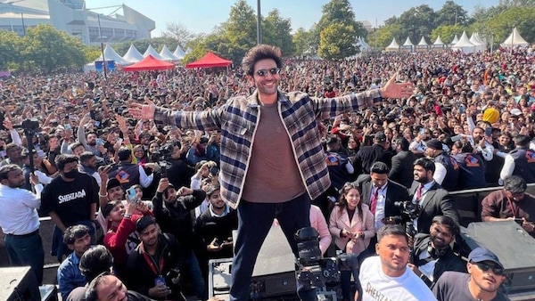 Kartik Aaryan grooving to the Munda Sona Hoon Main track