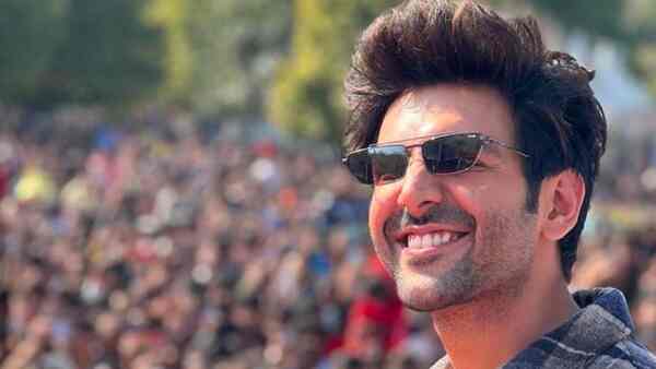 ‘Shehzada’ Kartik Aaryan surrounded by a sea of fans in Delhi