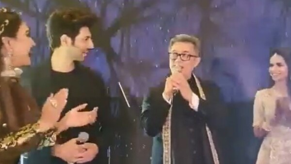 Viral Video: Aamir Khan croons Raja Hindustani song ‘Aaye Ho Meri Zindagi Mein’ with Kartik Aaryan at a wedding – WATCH