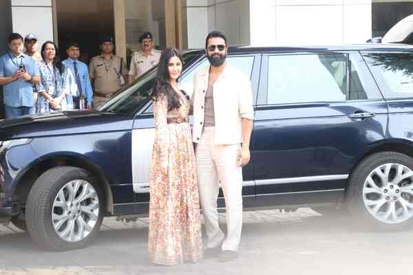 Katrina Kaif and Vicky Kaushal spotted at Mumbai airport. (Image clicked by Manav Manglani)