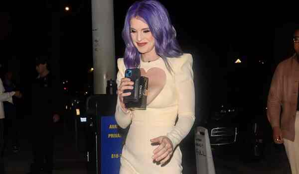 Kelly Osbourne heading towards Craig's restaurant