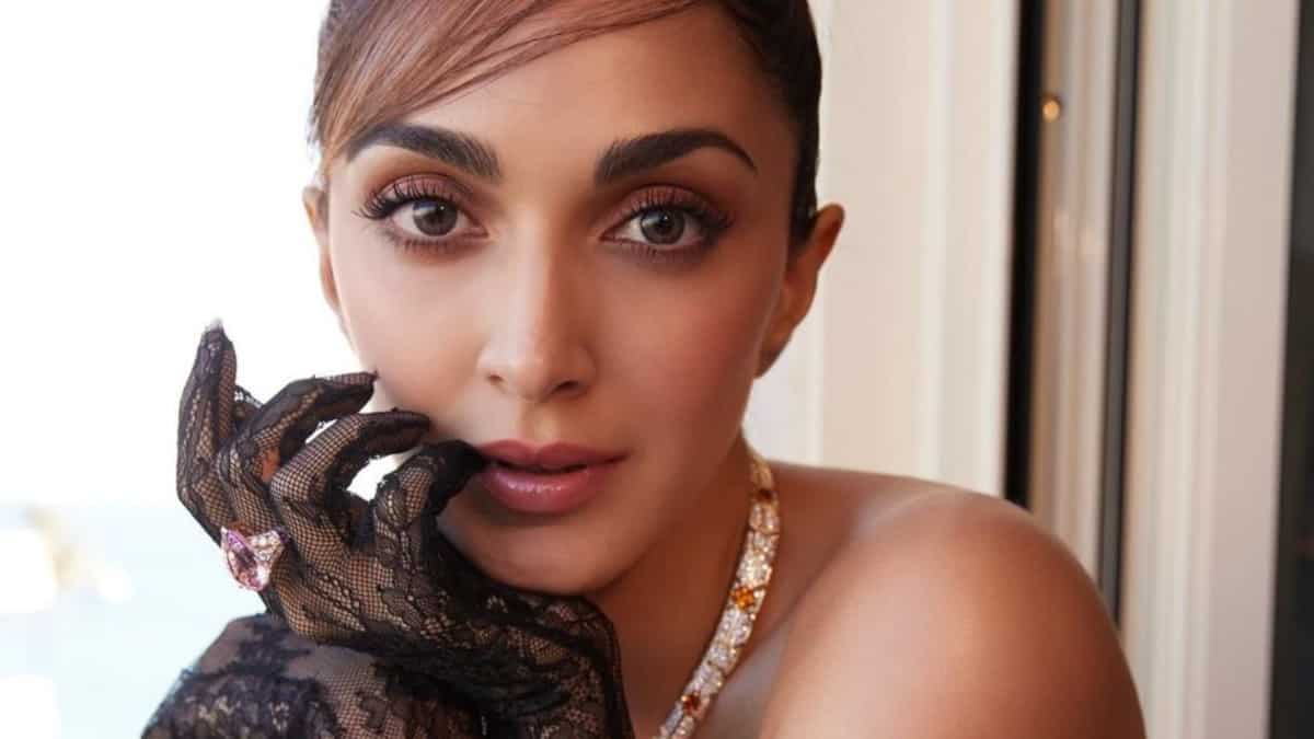 https://www.mobilemasala.com/film-gossip/Cannes-2024-Kiara-Advani-recalls-completing-almost-a-decade-in-Bollywood-as-she-makes-her-French-Riviera-debut-i264798