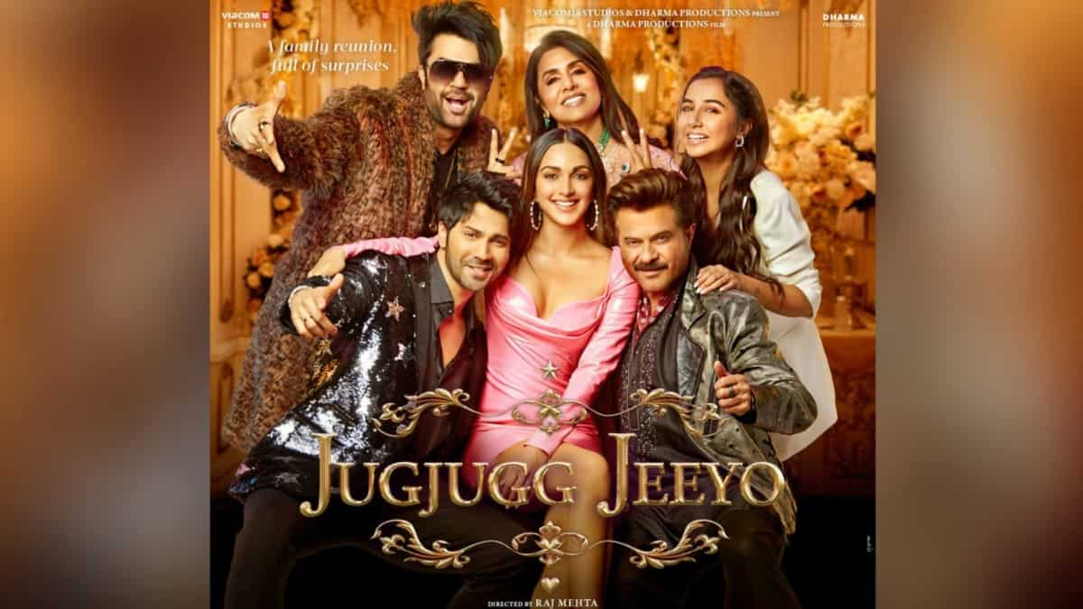 Kiara Advani, Varun Dhawan, Neetu Kapoor, and Anil Kapoor, Manish Paul and Prajakta Kohli