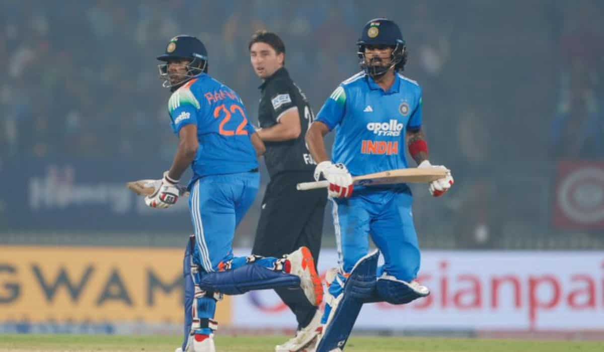 India clinch a thrilling 4-wicket victory over New Zealand in the 1st ODI