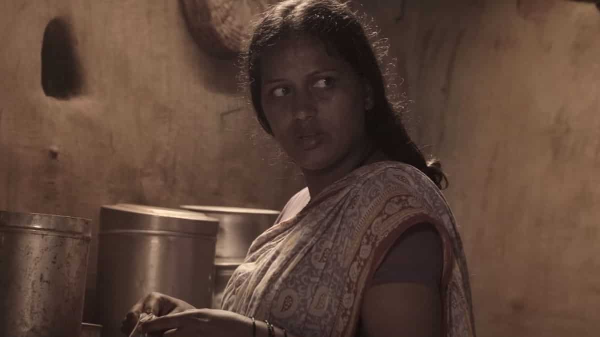 https://www.mobilemasala.com/movie-review/Koli-Esru-movie-review-Akshatha-Pandavapura-shines-in-this-simple-but-touching-story-about-chicken-curry-i209140