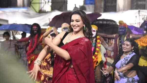 Bohurupi: Koushani Mukherjee’s rain dance catches New Market shoppers by surprise