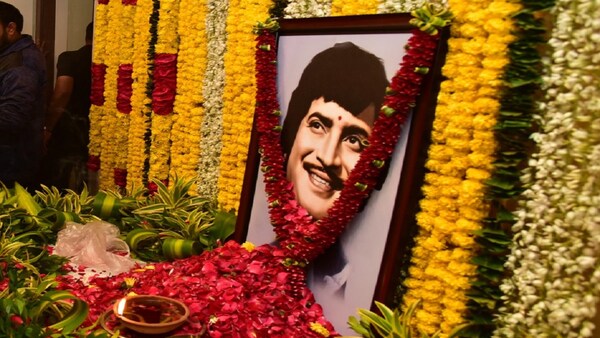 In Pics: Tollywood bids a teary farewell to Superstar Krishna