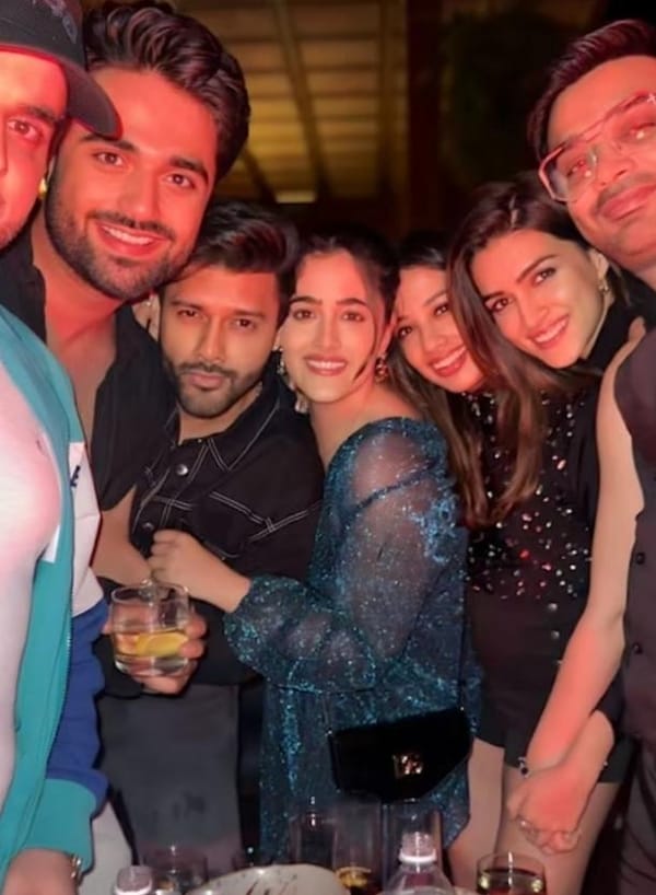 Kriti Sanon viral pic with friends and rumoured beau Kabir Bahia