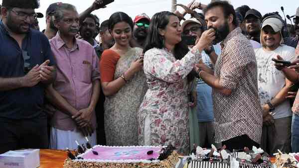 Kunchacko Boban celebrates 25 years of Aniyathipravu at Nna Thaan Case Kodu location; see pictures