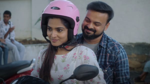 Grrr Kinaavaanam Peythidum song - Kunchacko Boban is back in his charming avatar