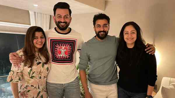 Mozhi co-stars Prithviraj and Jyotika get together after a decade along with Suriya and Supriya; picture breaks the internet