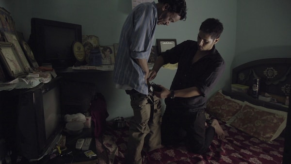 Lal Chand shows his bullet wound in this still from Kabir Singh Chowdhry's Mehsampur.