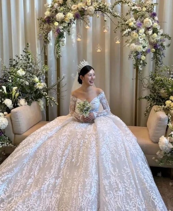 Lee Da-in looked like a princess in a beautiful gown and a tiara on her wedding day