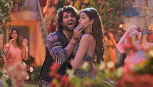 Liger song Akdi Pakdi: Vijay Deverakonda, Ananya Panday are high on energy in this massy dance number