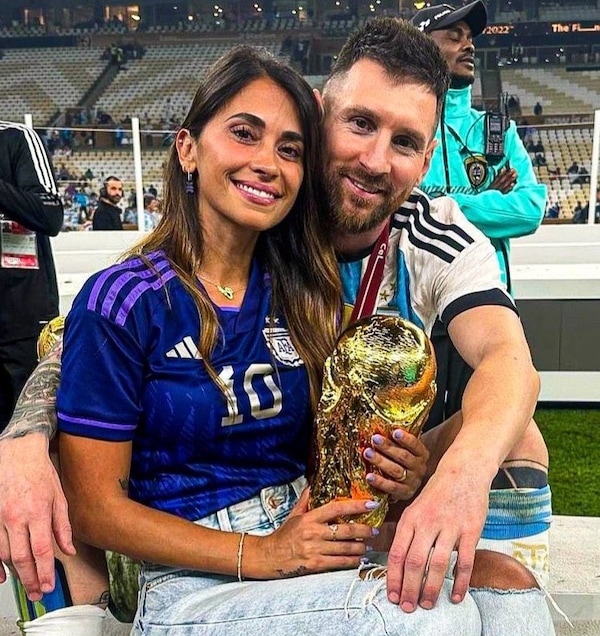 Lionel Messi & Antonela Roccuzzo with the 2022 FIFA World Cup. Image | X