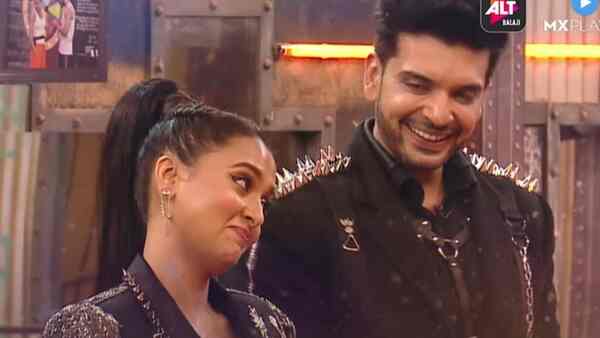 Lock Upp video: Karan Kundrra flirts with Tejasswi Prakash during a task, winks and says he can pick her up