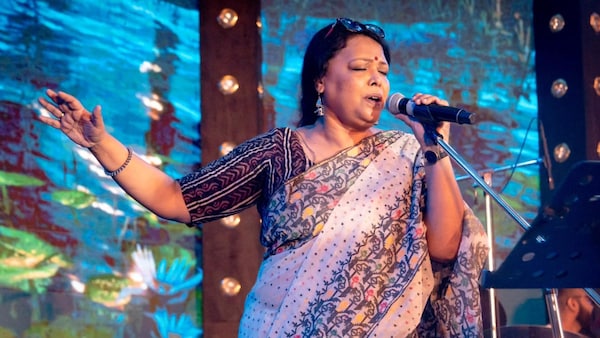 Lopamudra Mitra gives a fitting reply to those who asked her to leave for singing Bengali songs