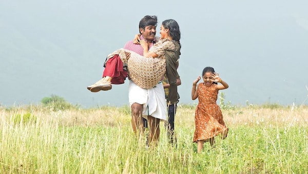 Maamanithan sneak peek: Vijay Sethupathi, Gayathrie feature in this heartwarming family sequence