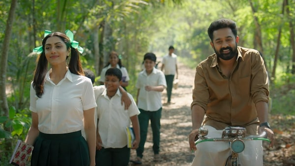 Mamta Mohandas and Asif Ali in a still from Maheshum Marutiyum
