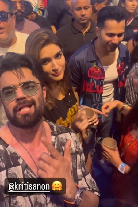 Kriti Sanon-varun Dhawan Set The Vibe At Diljit Dosanjh’s Concert – See Pic