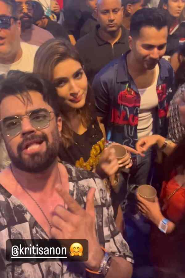 Maniesh Paul, Kriti Sanon, Varun Dhawan