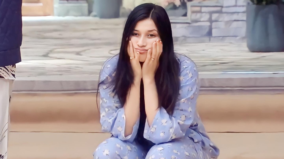 Mannara Chopra gets on video call with Elvish Yadav during her music video shoot with Abhishek Kumar – watch