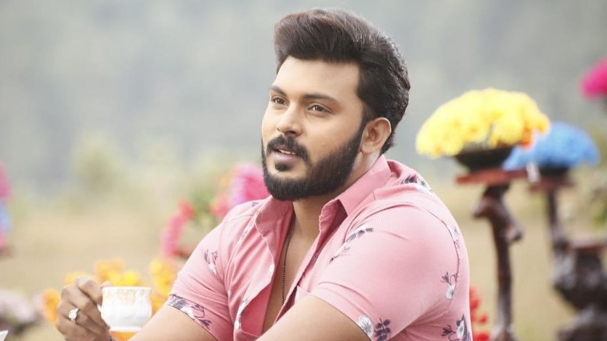 ನೊಂದ ಹೆಣ್ಣಿನ ಕಥೆ "ಸಾರಾ ವಜ್ರ" ಈವಾರ ತೆರೆಗೆ ಶ್ವೇತಾ ಶೆಟ್ಟಿ (ಆರ್ನಾ ಸಾಧ್ಯ)ಅವರ ನಿರ್ದೇಶನದ, ಸಾರಾ ಅಬೂಬಕ್ಕರ್ ಬರೆದ ಕಾದಂಬರಿ ಆಧಾರಿತ ಚಿತ್ರ "ಸಾರಾ ವಜ್ರ" ಈ ಶುಕ್ರವಾರ ತೆರೆಕಾಣುತ್ತಿದೆ. ಇತ್ತೀಚೆಗೆ ನಡೆದ ಪತ್ರಿಕಾಗೋಷ್ಟಿಯಲ್ಲಿ ಚಿತ್ರತಂಡ ಸಿನಿಮಾ ಕುರಿತಂತೆ ಮಾಹಿತಿ ನೀಡಿತ್ತು. ಈ ಚಿತ್ರದ ಕಥೆ ೧೯೮೯ರಿಂದ ಆರಂಭವಾಗಿ ಪ್ರಸ್ತುತ ಕಾಲಘಟ್ಟದವ