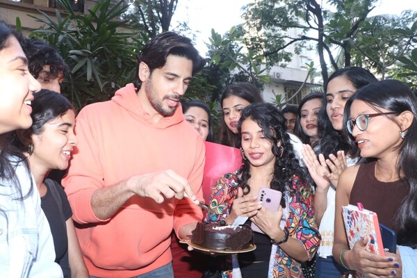 Sidharth Malhotra with his fans. (Courtesy: Manav Mangalani)