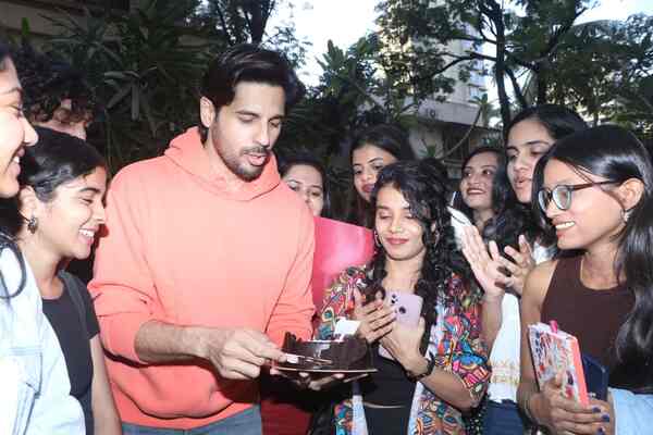 Sidharth Malhotra with his fans. (Courtesy: Manav Mangalani)