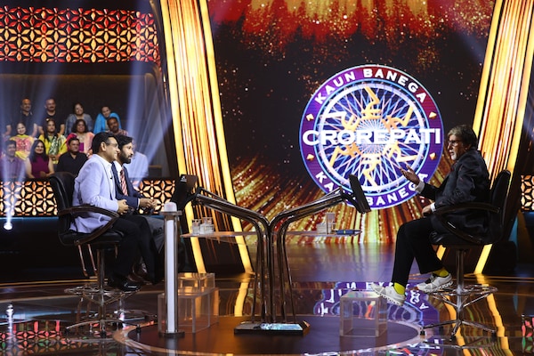 Vikrant Massey and Dr. Manoj Kumar on the sets of Amitabh Bachchan's Kaun Banega Crorepati Season 16