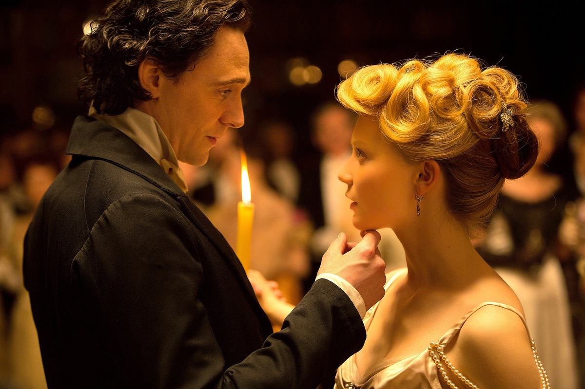 Tom Hiddleston replaced which Hollywood star in the 2015 dark fantasy movie 'Crimson Peak'?
