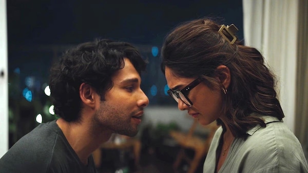 Still from Do Deewane Seher Mein.