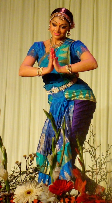Shobana performed Bharatanatyam in front of the King and the Queen of which country?	