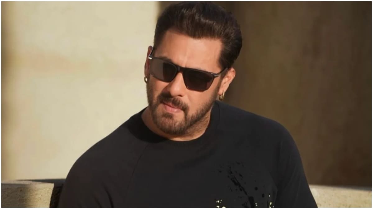 Salman Khan takes selfie with a fan while stuck in traffic in Dubai; fan says, ‘He just called us in the middle of the road’