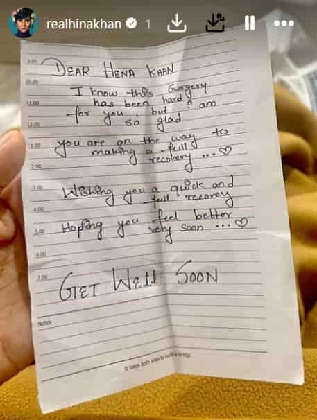 Hina Khan receives note from hospital staff.