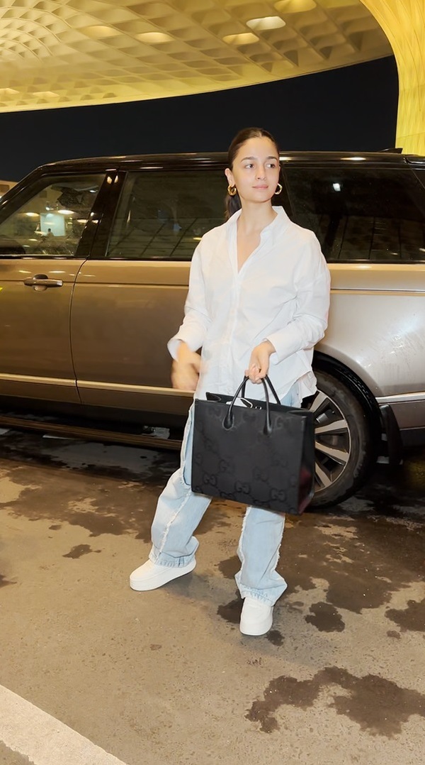 Alia Bhatt at Mumbai airport (Courtesy: Manav Manglani)